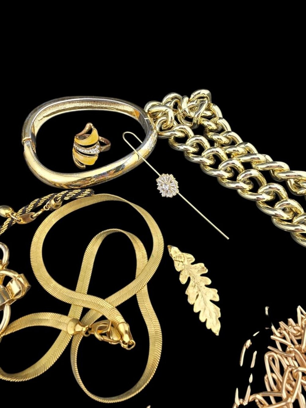 18 Pcs Gold Tone Jewelry Lot Necklaces Bracelets Brooches Charms Mixed Styles - Picture 4 of 9